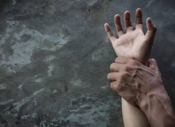 Δυτ. Ελλάδα: Πήγε να τη βιάσει στην αυλή του σπιτιού της αλλά τον κατάλαβε περαστικός και τον σταμάτησε – Συνελήφθη αργότερα από αστυνομικούς