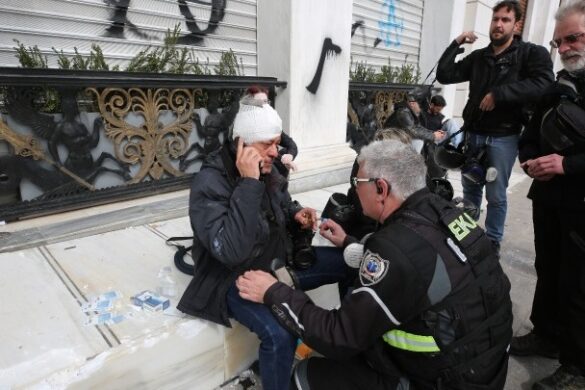 Βουλή : Δύο αστυνομικοί και επτά πολίτες στο ιατρείο από τα επεισόδια