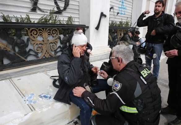 Βουλή : Δύο αστυνομικοί και επτά πολίτες στο ιατρείο από τα επεισόδια