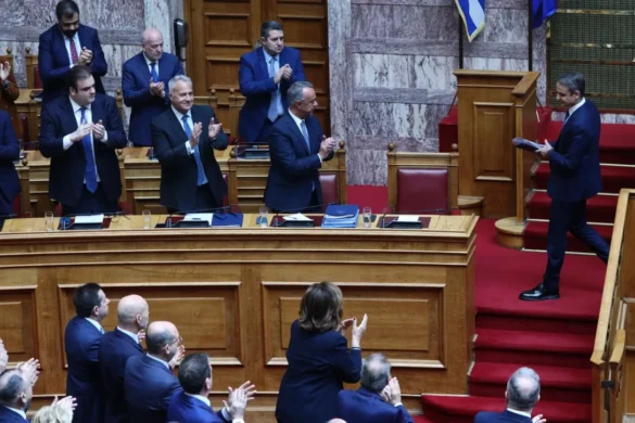 Aκραία πόλωση στη Βουλή – Oι απαντήσεις Μητσοτάκη στην κριτική της αντιπολίτευσης με φόντο τα Τέμπη