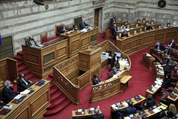 Κορυφώνεται με τις ομιλίες των αρχηγών η συζήτηση για την πρόταση δυσπιστίας