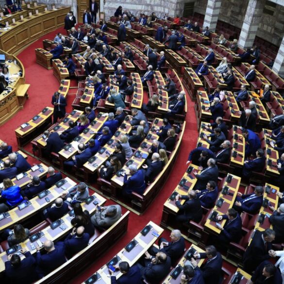 Φωνές και λιποθυμίες έξω από το γραφείο του Μάντζου στη Βουλή – Παρενέβη η φρουρά