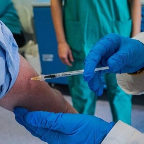 Παγκόσμιο ορόσημο για τους εμβολιασμούς που ξεπέρασαν σε αριθμό τα κρούσματα Covid-19