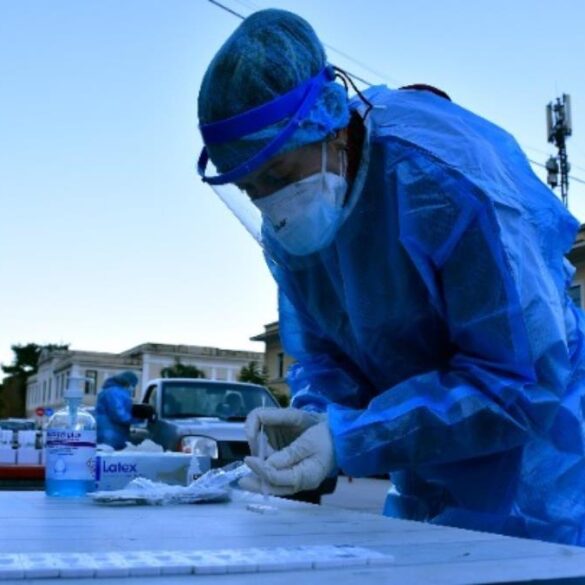 Κορωνοϊός: 599 κρούσματα, 328 διασωληνωμένοι, 33 θάνατοι