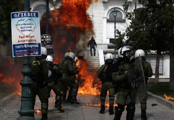 Επεισόδια στο Σύνταγμα στο περιθώριο των κινητοποιήσεων για τα Τέμπη – Έγιναν 10 προσαγωγές