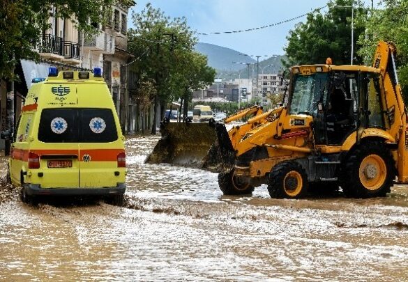 Μάχη με το χρόνο δίνουν κάτοικοι και συνεργεία στις πληγείσες περιοχές της ΠΕ Τρικάλων και Καρδίτσας