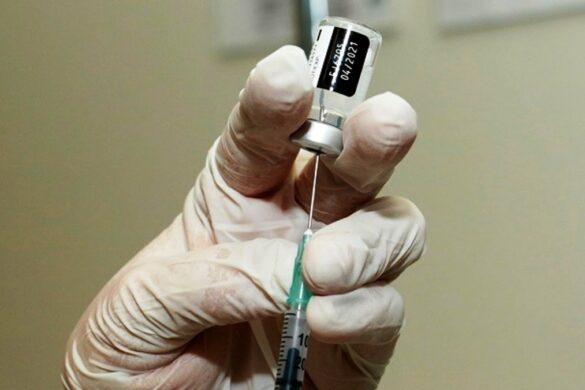 Τα εμβόλια Covid-19 φαίνεται να «φρενάρουν» και τις νέες μεταλλάξεις