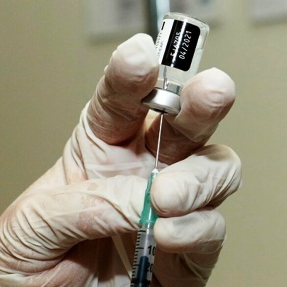 Ανοίγει σήμερα η πλατφόρμα για εμβολιασμό των εφήβων 15 – 17 ετών