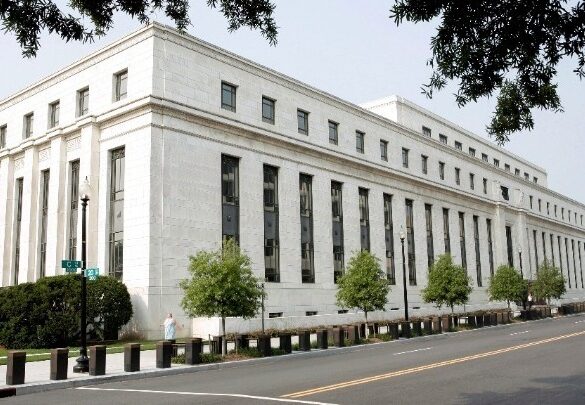 Fed: Οικονομολόγοι προβλέπουν αύξηση των επιτοκίων κατά 50 μονάδες βάσης τον Σεπτέμβριο