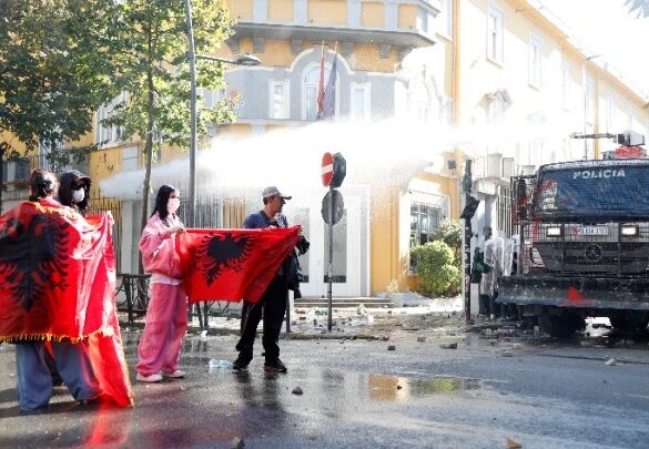 Αλβανία: αποκλείσει 6 βουλευτών από τις συνεδριάσεις της Βουλής – Ο πρωθυπουργός Ράμα επαναλαμβάνει ότι πίσω από την βία υπάρχουν ξένα κεφάλαια και το οργανωμένο έγκλημα