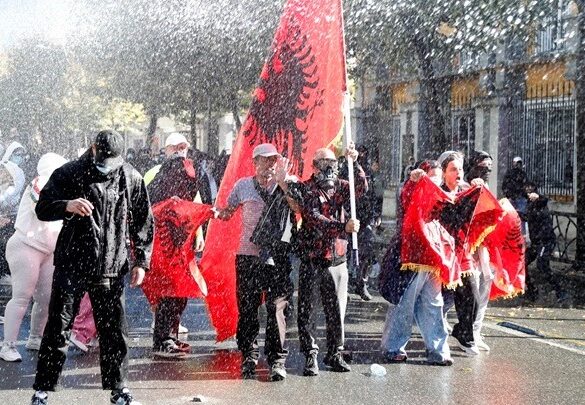 Αλβανία: Διαδηλωτές του Δημοκρατικού Κόμματος καίνε τα καθίσματα διαλόγου ως απάντηση στο κάλεσμα του πρωθυπουργού Ράμα