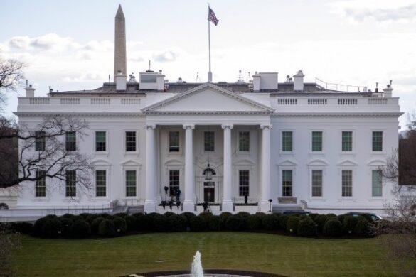 Ο Λευκός Οίκος αναθεώρησε προς τα κάτω την εκτίμηση για την πορεία του ελλείμματος