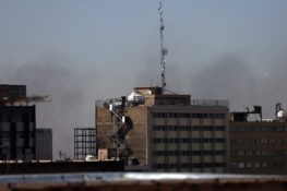 ΗΠΑ και Ισραήλ εξαπολύουν επίθεση εναντίον του Ιράν