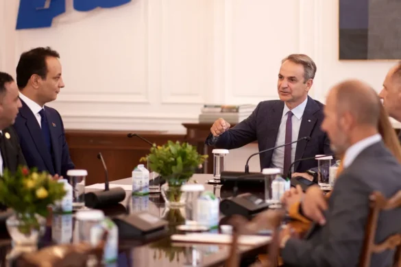 Τετ-α-τετ Μητσοτάκη με τον γιο του Χαφτάρ στο Μέγαρο Μαξίμου