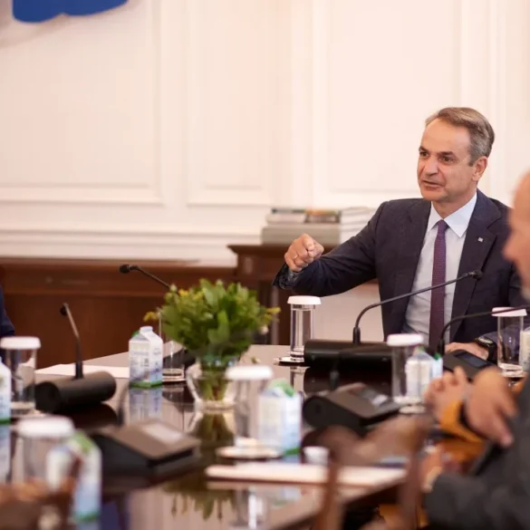Τετ-α-τετ Μητσοτάκη με τον γιο του Χαφτάρ στο Μέγαρο Μαξίμου
