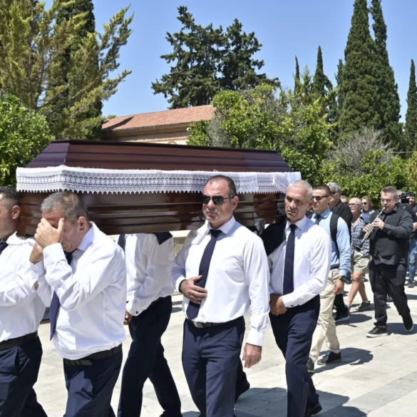 Με ηπειρώτικα κλαρίνα και τη «Φάμπρικα» το αντίο στον Λάκη Χαλκιά