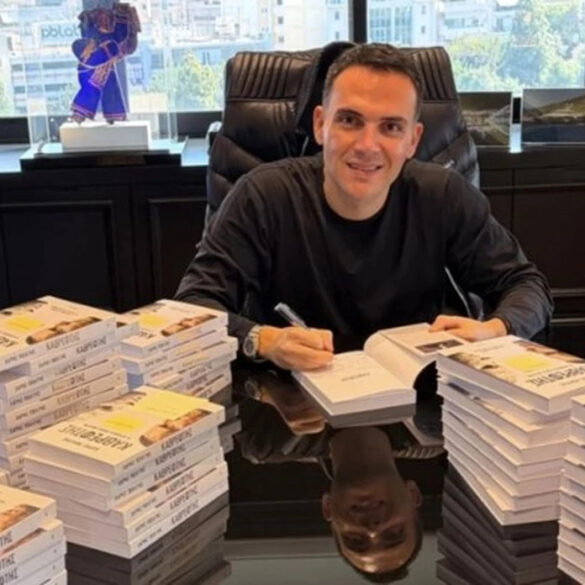 Νο1 σε βιβλιοπωλεία και Bookvoice ο «Καθρέφτης» του Χάρη Πολίτη