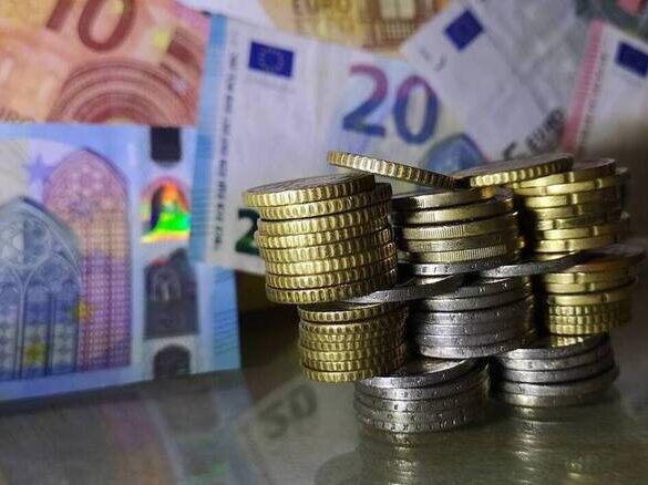 Στη μέγγενη του ακριβού χρήματος επιχειρήσεις και νοικοκυριά – Τα υψηλά επιτόκια θα παραμείνουν