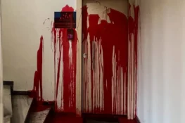 Χριστίνα Αλεξοπούλου για την επίθεση στο πολιτικό της γραφείο: «Βγάλτε τις κουκούλες κι ελάτε να μιλήσουμε»