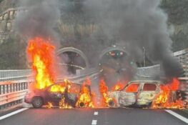 Κινηματογραφική ληστεία σε θωρακισμένο φορτηγό: Έκλεισαν δρόμο με ΙΧ, τα πυρπόλησαν, πήραν κοσμήματα €2 εκατ.