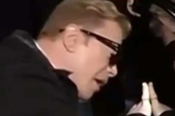 Κηδεία Μαρινέλλας: «Έσπασε» ο Πατρινός Τάκης Ζαχαράτος μπροστά στη σορό της