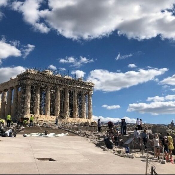 ΥΠΠΟΑ: Καμία πινακίδα δεν θα αναρτηθεί επί του Βράχου της Ακροπόλεως