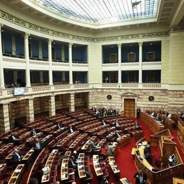 Βουλή: Κατατέθηκε το νομοσχέδιο για τη ρύθμιση οφειλών και παροχής δεύτερης ευκαιρίας – Τι προβλέπει