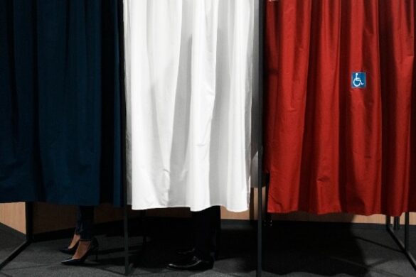 H Γαλλία ψηφίζει, ο Μακρόν μάλλον κερδίζει, η Ευρώπη ελπίζει