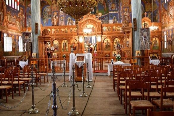 Ήπια αστυνόμευση της ΕΛΑΣ έξω από τους ιερούς ναούς