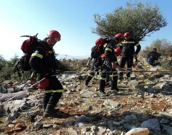 Αχαΐα: Η Πυροσβεστική μετέφερε ηλικιωμένο που χρειαζόταν βοήθεια