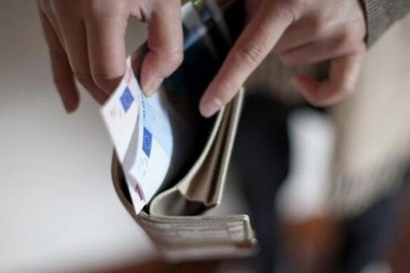 Εφορία: “Κυνηγά” τα αδήλωτα ποσά εισοδημάτων – Στο μικροσκόπιο καταθέσεις, κάρτες και πληρωμές λογαριασμών