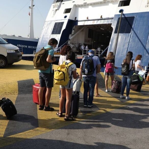 Φεύγουν οι αδειούχοι του Αυγούστου – 32.580 επιβάτες αναχώρησαν χθες από τον Πειραιά