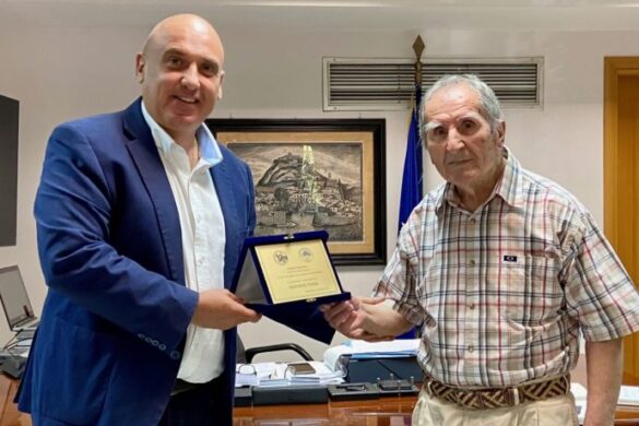 Τον Ντίνο Μακρυγιάννη υποδέχθηκε στο Δημαρχείο ο Βασίλης Γκίζας