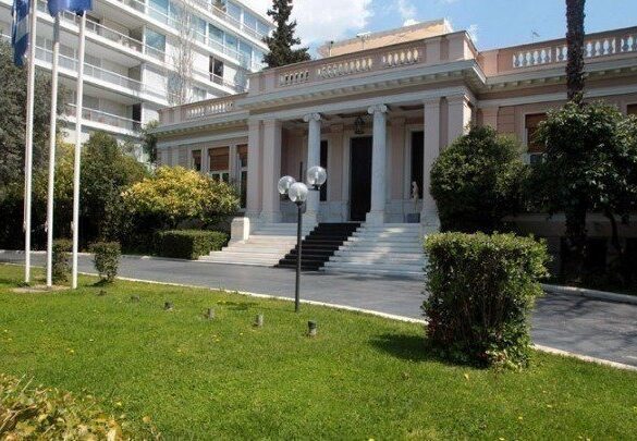 Επίθεση Μαξίμου σε ΠΑΣΟΚ και κατηγορίες για ψευδείς πληροφορίες