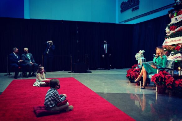 Melania Trump: Επισκέφθηκε παιδιατρικό νοσοκομείο και αφαίρεσε τη μάσκα της για να διαβάσει παραμύθι