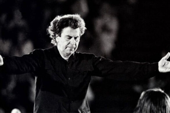 Στη Μητρόπολη Αθηνών η σορός του Μίκη Θεοδωράκη – Ξεκίνησε το λαϊκό προσκύνημα