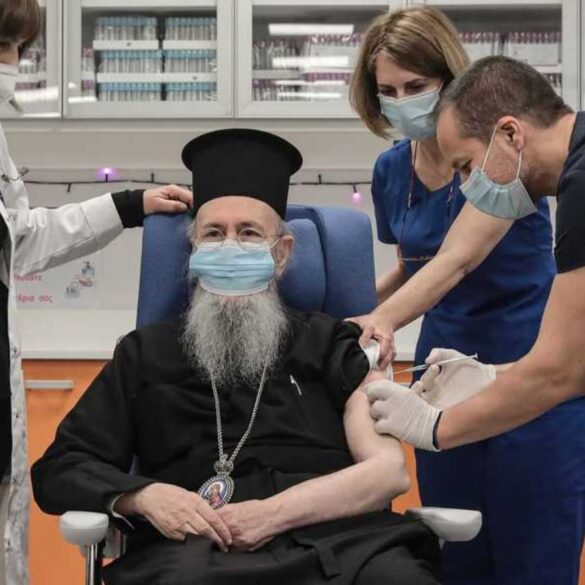Ο …Θεούλης εμβολίασε τον Μητροπολίτη Ναυπάκτου!