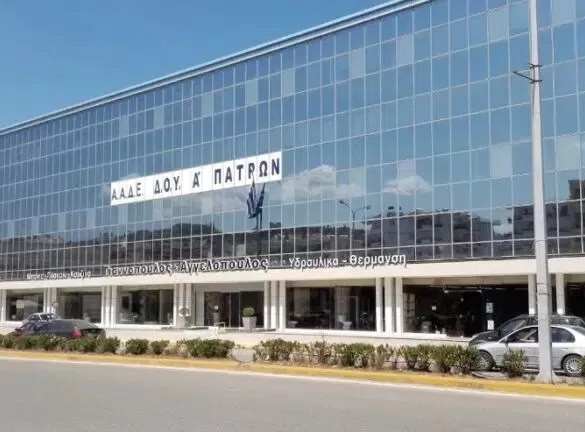 Πάτρα: Ντελιβεράς παρένοχλησε εφοριακό! Αυτοϊκανοποιήθηκε μέσα σε υπηρεσία αφού έγλειψε… το καλαμάκι του καφέ της!