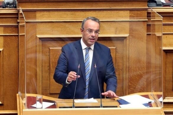 Σταϊκούρας: Στόχος μόνιμες μειώσεις φόρων σε μεταφορές, καφέ, ποτά, κινηματογράφο και τουριστικά πακέτα