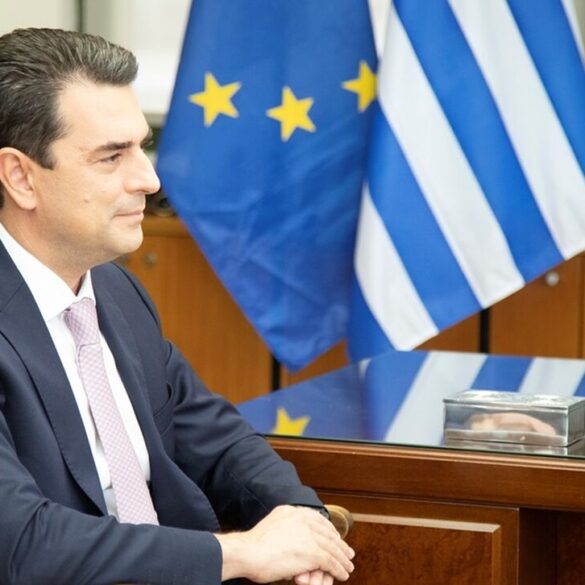 Σκρέκας: Κατασκευάζουμε φωτοβολταϊκά για να κλείσουμε τα φουγάρα