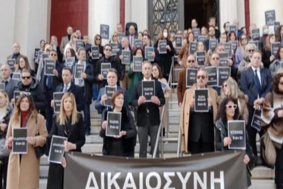 Συγκέντρωση των δικηγόρων στην είσοδο του Δικαστικού Μεγάρου