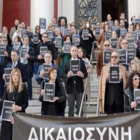 Συγκέντρωση των δικηγόρων στην είσοδο του Δικαστικού Μεγάρου
