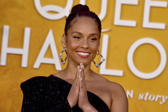 Εμφάνιση έκπληξη της Αλίσια Κις σε σιδηροδρομικό σταθμό στο Λονδίνο