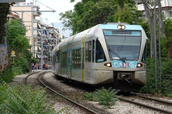 Πάτρα: Παραλίγο τραγωδία – Σύγκρουση τρένου με ΙΧ – Ένας τραυματίας