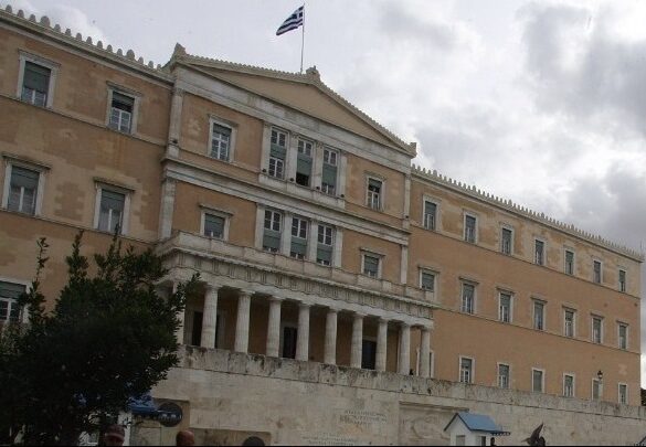Σοκάρουν οι καταγγελίες για τον αστυνομικό της Βουλής – Εξανάγκαζε και τη σύζυγό του να ασελγεί στα παιδιά