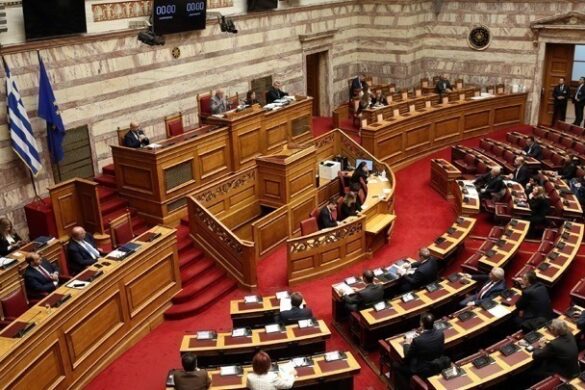Η κυβέρνηση σε εγρήγορση ενόψει νέων βίντεο και πορισμάτων για την τραγωδία των Τεμπών.