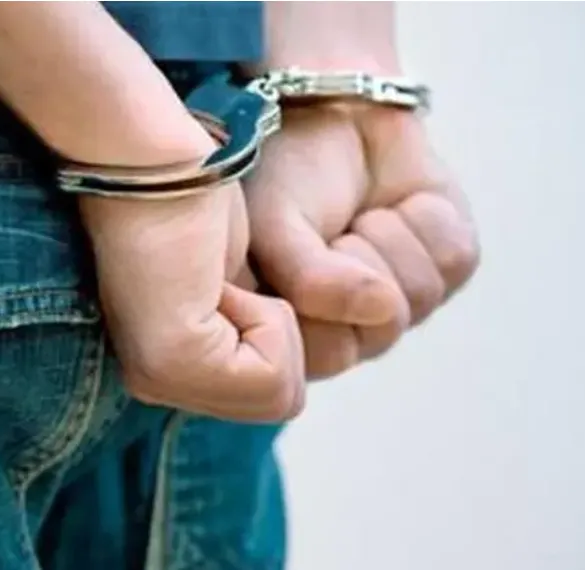 Συνελήφθη μέλος συμμορίας για διάπραξη κλοπών σε σταθμευμένα οχήματα