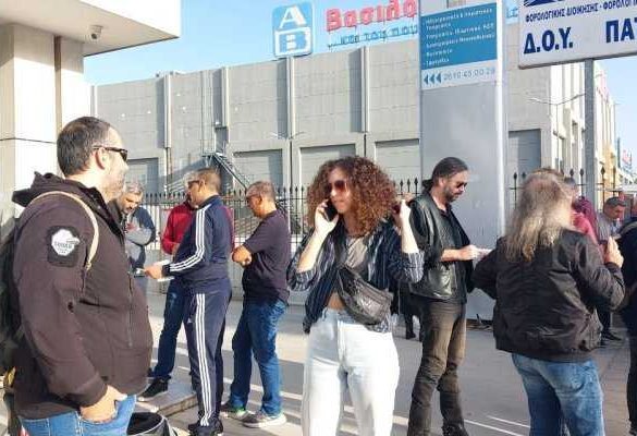 Πάτρα: Συμμετοχή επαγγελματιών, βιοτεχνών και εμπόρων στη διαμαρτυρία έξω από Δ.Ο.Υ.