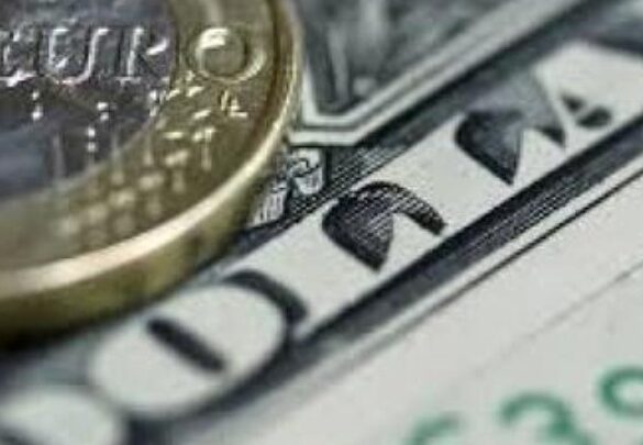 Η ισοτιμία του ευρώ άγγιξε το ένα προς ένα με το δολάριο