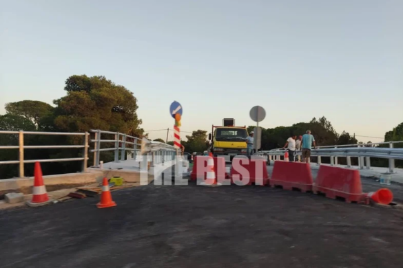 Καλόγρια: Έτοιμο το γεφυράκι που οδηγεί στην παραλία – Παραδόθηκε σήμερα στην κυκλοφορία